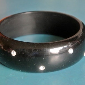 Vintage 1980s unused moulded black heavvy resin plastic bangle bracelet with 12 faceted rhinestone inlays
