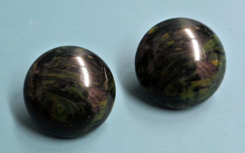 Collectible vintage 1950s unused small opaque round tested flamy swirled dark forest green tested bakelite earrings earclips