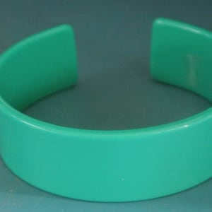 Vintage 1980s unused open moulded strong emerald green resin plastic bangle bracelet