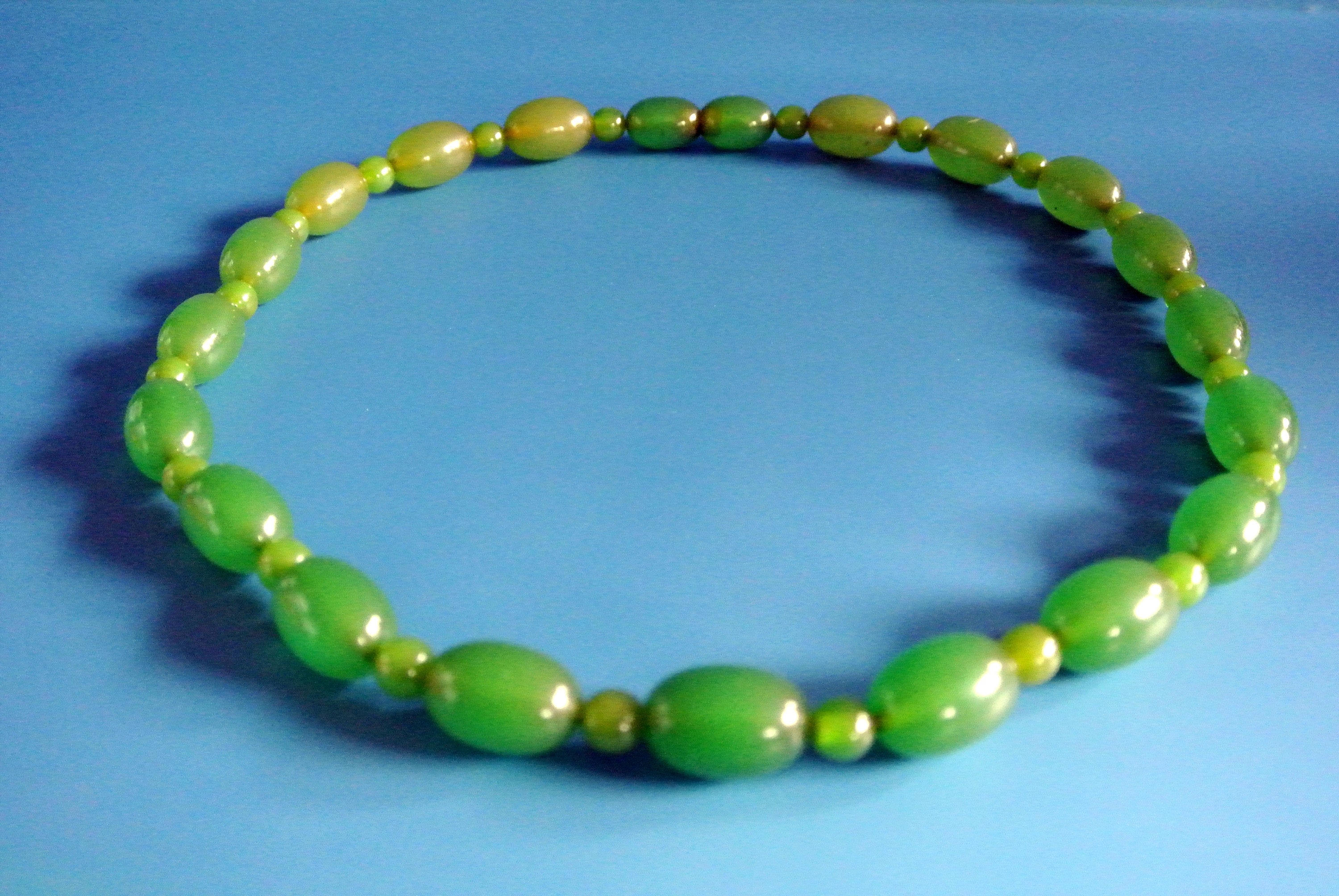 Collectible vintage 1940s flamy mossgreen/ grassgreen tested bakelite plastic necklace with oval and round beads and barrel screw clasp