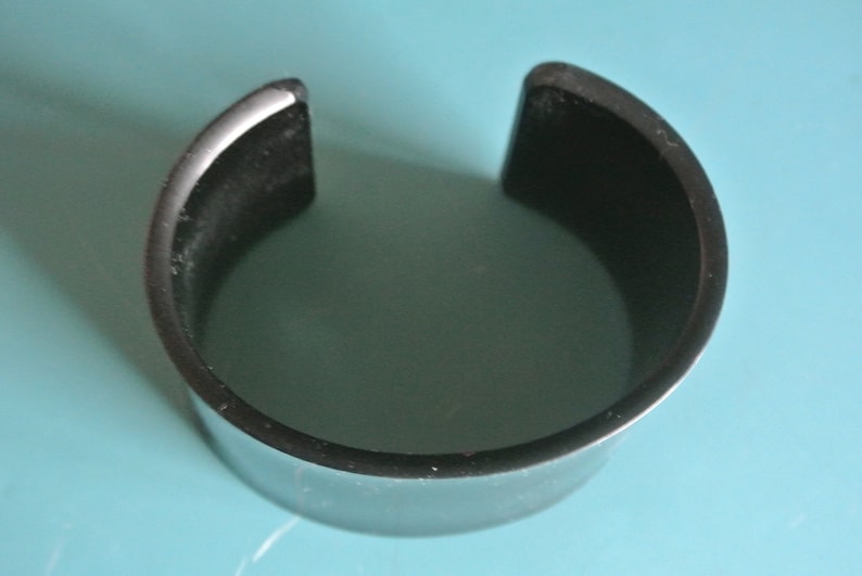 Unusual vintage 1980s wide black lucite plastic bangle bracelet with opening