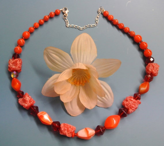 Lovely vintage 1980s short graduated red glass bea
