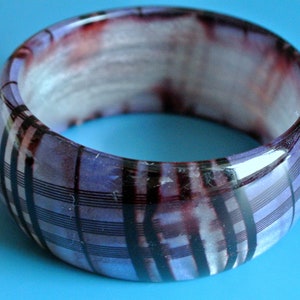 Unusual vintage 1980s wide halftranslucent purple flourescent lucite plastic bangle bracelet with black checkered pattern