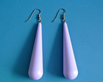 Large long vintage 1980s unused dropformed light purple plastic design dangle earrings earhangings with goldcolor metal earhooks.