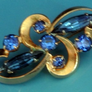 Swedish vintage 1950s handmade stamped 18 K gold ornament decor brooch with grinded blue glass stones and securety pin/ needle