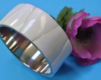 Vintage 1970s unused silvercolor metal bangle bracelet with cut white shell inlays