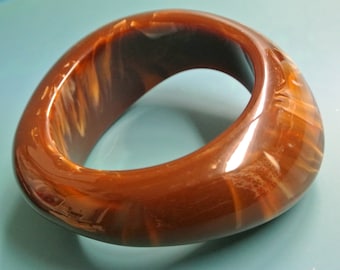 Vintage jaren 80 ondoorzichtige zware flamy gedraaide donkerbruine en beige plastic armband met lucite plastic armband met onverschillige breedte