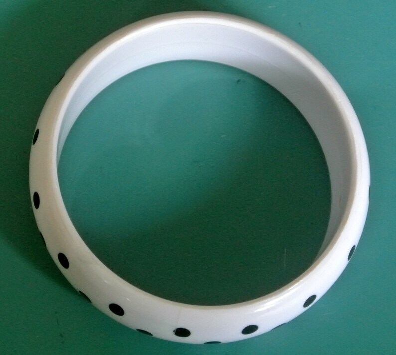 Vintage 1980s unused moulded bone white black lucite plastic bangle bracelet with polka dot decor