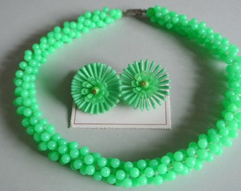 Collectible vintage 1950s unused timetypical neongreen plastic necklace set with metal barrel clasp and matching earrings with brass details