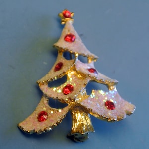 Lovely vintage 1970s unused goldcolor metal Christmas three brooch with 7 grinded red rhinestones and backside securety pin