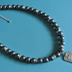 Colar com pingente de metal prateado em forma de coração, vintage, dos anos 1990, não utilizado, com contas redondas de pedras preciosas cinza-escuro e strass rondellen