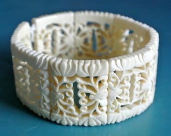 Vintage 1950s probably India outcut carved handmade bonewhite natural organic bone stretch bracelet with 8 panels