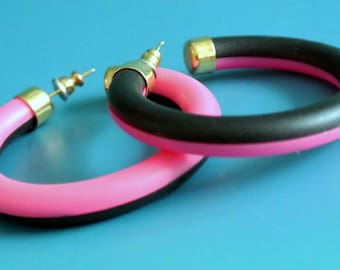 Large vintage 1980s unused round black/ strong pink plastic design dangle ring earrings with goldcolor earsticks