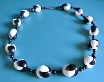 Vintage 1960s timetypical unused op-pop-era/period moulded/laminated and faceted beaded white/black plastic necklace with metal barrel clasp