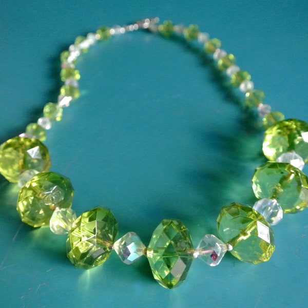 Collier unique en plastique de chrystal en plastique lucite vert citron / chrystal unique en son genre avec perles broyées et fermoir à bascule silvercolor