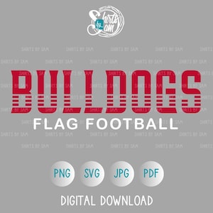 Peut inclure: Un graphisme numérique téléchargeable avec le mot "BULLDOGS" en rouge et "FLAG FOOTBALL" en blanc en dessous. Les options de type de fichier incluent PNG, SVG, JPG et PDF. Le fond est gris.