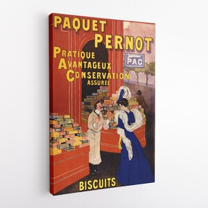 Puede incluir: Anuncio vintage en lienzo de galletas Paquet Pernot. La obra de arte presenta un fondo rojo con texto amarillo e ilustraciones de personas y pilas de cajas de galletas. La imagen tiene un estilo clásico y antiguo.
