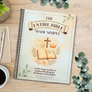 Może przedstawiać: Spiralnie oprawiona książka zatytułowana "THE ENTIRE BIBLE MADE SIMPLE". Okładka zawiera ilustracje gołębia, krzyża, korony i otwartej książki z napisem "HOLY BIBLE". Tekst brzmi "A 138-stronicowy przewodnik po zrozumieniu wszystkich 66 ksiąg Biblii."
