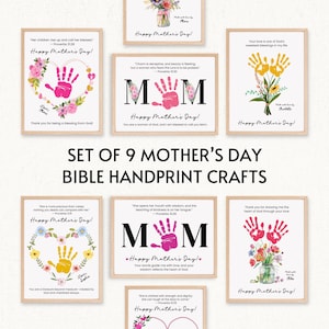 Könnte beinhalten: Set aus neun gerahmten Muttertags-Bibel-Handabdruck-Bastelarbeiten. Jeder Druck zeigt ein Handabdruck-Design mit floralen Akzenten und inspirierenden Zitaten. Die Drucke sind in verschiedenen Farben, darunter Rosa, Gelb und Rot, mit dem Text "Happy Mother's Day!"