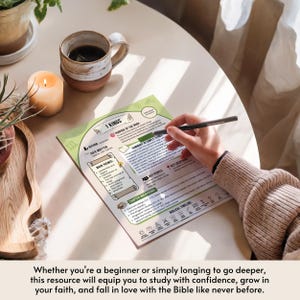Puede incluir: Una gu&iacute;a de estudio del libro de 1 Reyes, con un dise&ntilde;o verde y blanco, se est&aacute; escribiendo con un l&aacute;piz. La gu&iacute;a incluye secciones sobre el autor, la fecha, los temas principales y los desgloses de los cap&iacute;tulos. Tambi&eacute;n se ve una taza de caf&eacute; y una vela encendida.