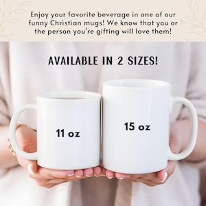 Może przedstawiać: Dwa białe ceramiczne kubki z czarnym tekstem. Kubek po lewej stronie ma pojemność 11 uncji, a kubek po prawej stronie 15 uncji. Tekst "AVAILABLE IN 2 SIZES!" znajduje się nad kubkami.
