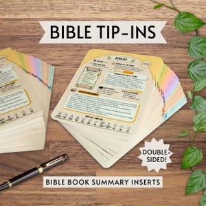 Könnte beinhalten: Stapel von Bibelbuch-Zusammenfassungs-Einsätzen mit farbigen Rändern, die Text über Genesis enthalten. Die Einsätze sind doppelseitig und enthalten wichtige Orte, Hauptthemen und eine biblische Zeitleiste. Ein Stift liegt auf der Holzoberfläche.