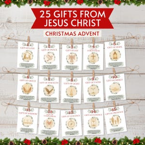 Puede incluir: Un calendario de adviento navideño con 15 tarjetas, cada una sujeta a una cuerda con una pinza de madera. Las tarjetas presentan ilustraciones y las palabras "25 Regalos de Jesucristo" y "Adviento de Navidad". Cada tarjeta tiene un tema de regalo diferente.