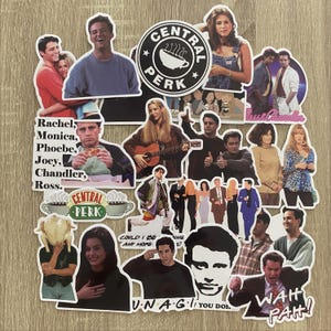Può includere: Un set di 15 adesivi con personaggi e loghi del popolare programma televisivo Friends. Gli adesivi sono stampati su carta bianca e hanno una finitura lucida. Gli adesivi includono immagini dei personaggi principali, come Rachel, Monica, Phoebe, Joey, Chandler e Ross, nonché luoghi iconici dello show, come Central Perk.