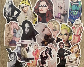 Op de afbeelding: Een verzameling stickers met verschillende afbeeldingen van een vrouw met verschillende kapsels, kleding en make-up. De stickers zijn gedrukt op wit papier en hebben een glanzende afwerking.