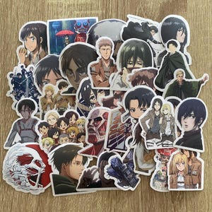 Op de afbeelding: Een verzameling Attack on Titan anime stickers met verschillende personages uit de serie. De stickers zijn gedrukt op wit papier en hebben een glanzende afwerking. De stickers zijn perfect om laptops, waterflessen, notitieboekjes en andere oppervlakken te versieren.