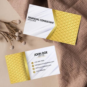 Tarjeta de presentación elegante para asesor financiero: diseño minimalista en blanco y dorado, ideal para contables, asesores y expertos financieros.