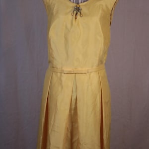 Vintage gele zomerjurk uit de jaren 50: elegant en tijdloos