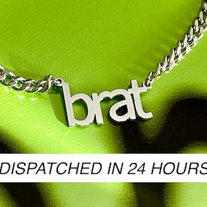 SPEDIZIONE IN 24 ORE: Collana con ciondolo "brat" in acciaio inossidabile in edizione limitata su catena cubana da 2,5 mm, ispirata a Charli xcx