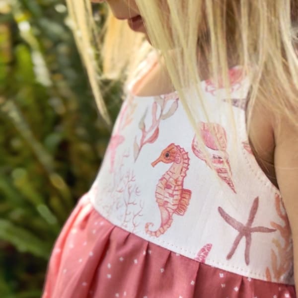 Robe pour fille - robe sur le thème de l'océan - robe pour tout-petit - robe pour bébé fille - imprimé poisson, étoiles de mer, hippocampe et coquillage, fabriqué à Maui, Hawaï