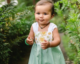 Flickklänning - 'Ilima Blommigt Tryck med Snurrande Kjol och Spets - Hawaii Blommig Småbarnsklänning - Babyklänning för flickor - Handgjord i Maui, Hawaii USA