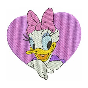 Puede incluir: Parche bordado con Daisy Duck, con un lazo rosa, plumas blancas y pico amarillo. El personaje está sobre un fondo morado en forma de corazón. Ideal para ropa o proyectos de manualidades.