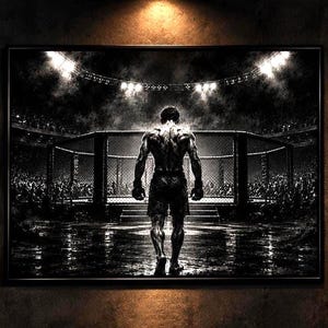 Op de afbeelding: Een zwart-wit ingelijste muurkunstprint met een gespierde vechter in het midden van een donkere, verlichte MMA-kooi. De scène toont de atleet van achteren, kijkend naar een groot, vol stadion onder felle schijnwerpers.