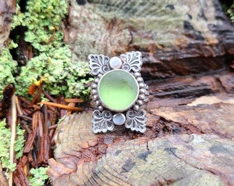 Vintage Nordic Peridot Green Sea Glass Handcrafted Sterling Silver Stamped Embellished Patterned Triple Wire Band Ring Size 10