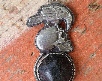 Botón de luto de vidrio marino escocés raro inspirado en Poe Colgante de cuervo/cráneo de plata fina hecho a mano con cadena de bordillo de plata de ley de 18"