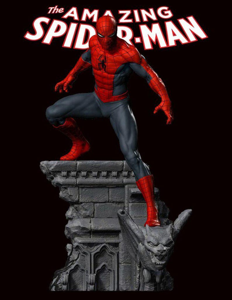 Puede incluir: Una figura de acci&oacute;n roja y azul de Spider-Man de pie sobre una base de piedra gris. La figura est&aacute; en una pose de acci&oacute;n din&aacute;mica con una pierna levantada. La base es una representaci&oacute;n estilizada de un edificio en ruinas con una g&aacute;rgola.