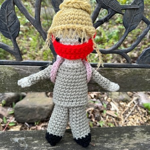 Sjuksköterska med dragskoryggsäck Amigurumi PDF-virkmönster LÄS Beskrivning