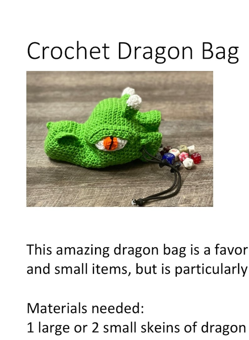 Puede incluir: Bolsa de drag&oacute;n de ganchillo verde con un cuerno blanco y un ojo naranja. La bolsa est&aacute; abierta y tiene cordones de ajuste negros. Hay dados dentro de la bolsa.