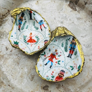 Plato de cascanueces para anillos de ostra, recuerdo de ostra, adorno navideño de ostra a cuadros