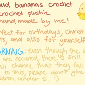 Puede incluir: Juguete de peluche de pl&aacute;tano tejido a mano, con cuerpo amarillo y ojos marrones. El texto dice "Cloud bananas crochet - crochet plushie - hand made by me! Perfect for birthdays, Christmas, gifts, and also for yourself WARNING: even though the safety eyes are secured, there is still a small chance that they fall off. Due to this, please don't give to children under 5. :)"
