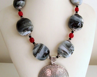 Women, Jewelry, Gray with Wine and Black Beads Pewter Pendant Necklace
