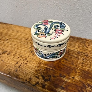 Norwegian Rosemaled round wood box small Cream