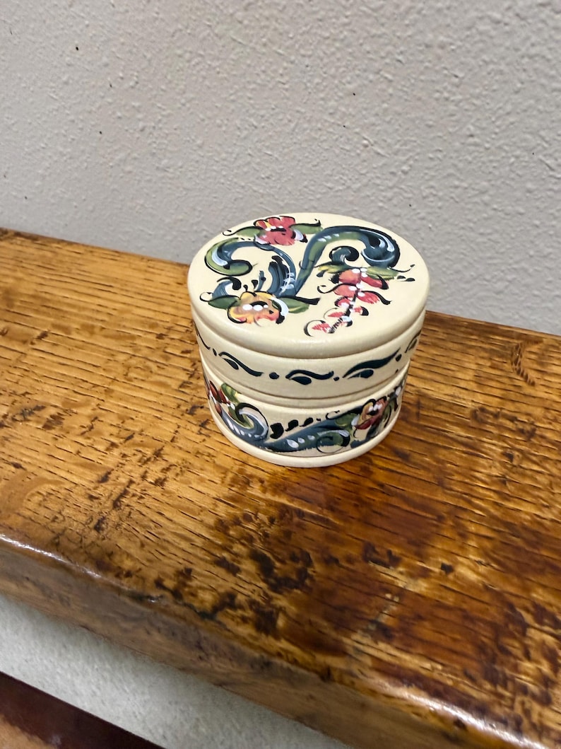 Norwegian Rosemaled round wood box small Cream