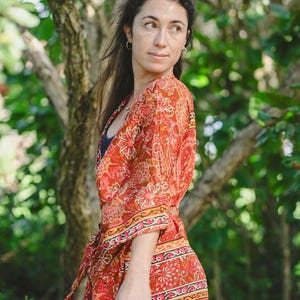 Zijden kimonogewaad, korte bedrukte omslagdoek voor vrouwen, boho luxe loungewear, resortbedekking, outfit strandvakantie, zijden cadeau, kimonojasje