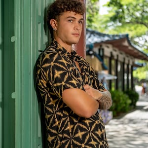 Camisa de seda para hombre con cuello tipo campamento - Ligera, con botones, estampados tropicales, ideal para fiestas en la piscina.