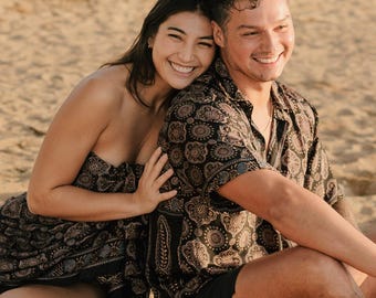 Conjunto de roupas combinando para casais em férias - pareô de seda e camisa havaiana, estilo boho resort.